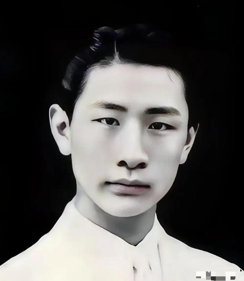 1940年的一个深夜，冯运修正睡得沉，突然心里咯噔一下，隐约觉得不对劲，八成是小