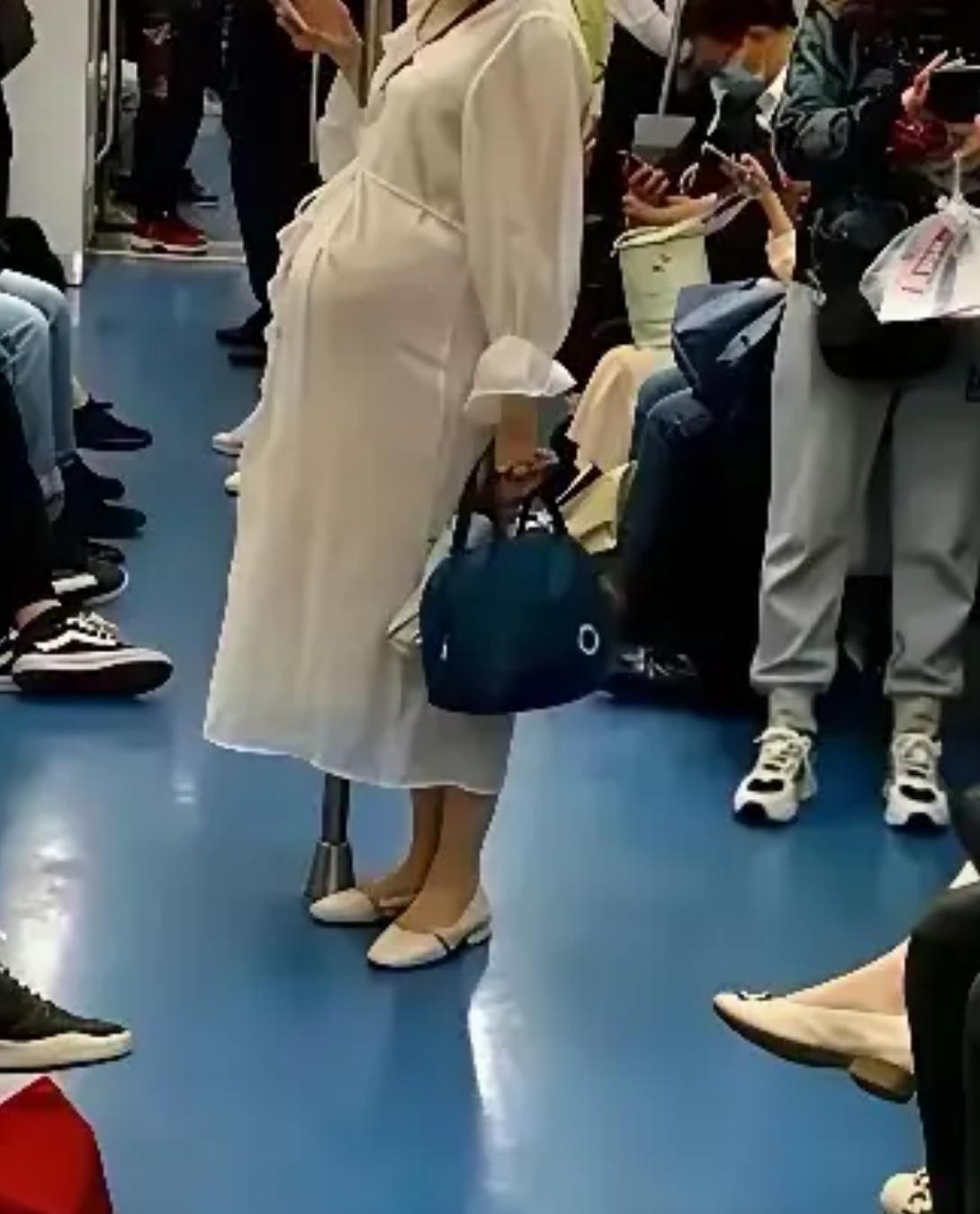 地铁公交上孕妇站一路，现在愿意主动让座的人越来越少了？

上周早高峰坐地铁，我亲
