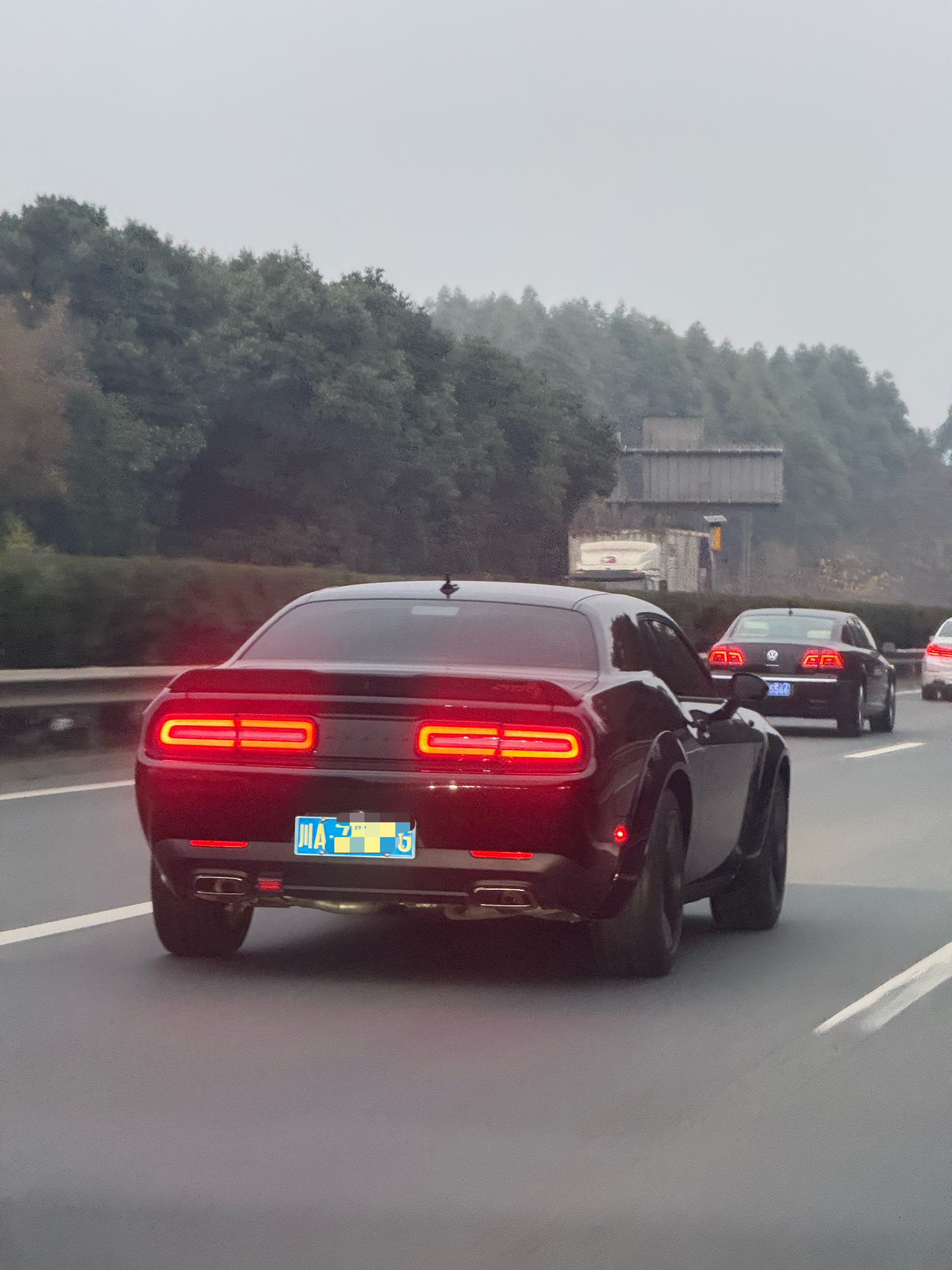 今天路遇一台道奇挑战者～又顺手去看了二手价格，17款，还要28万没记错的话，17