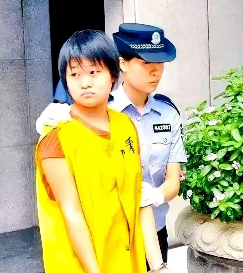 2009年，广东中山，一个18岁女孩杀了父母，还分尸装进42个塑料袋。邻居都说她