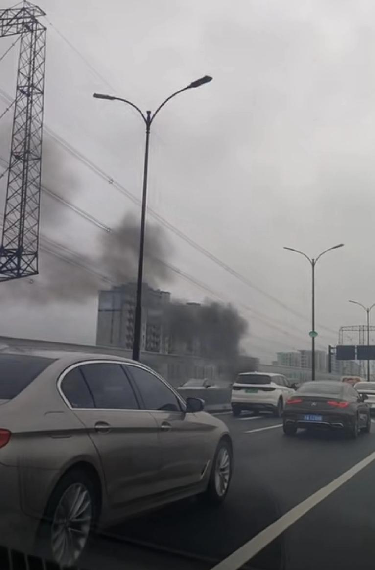 今日突发！一红色轿车在高架桥起火燃烧，事发杭州。今天下午有网友发布视频称，今天（