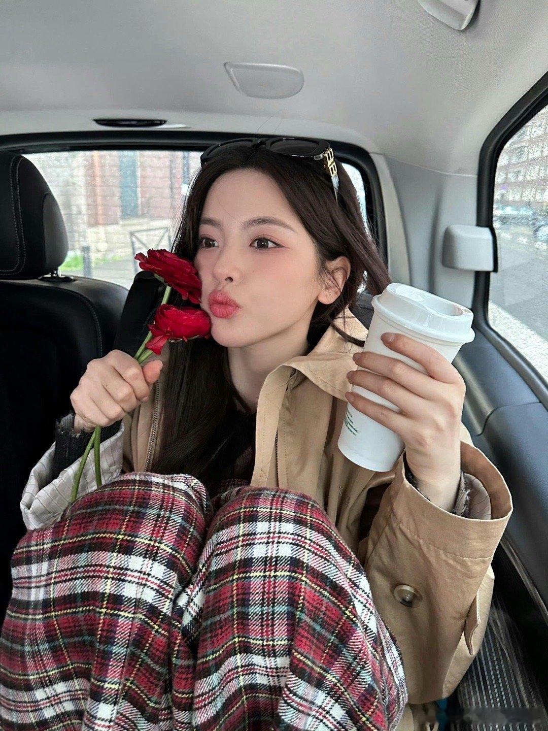 杨超越[超话]  鲜花与咖啡更适配美女～这一套太适合巴黎了杨超越｜ ​​​