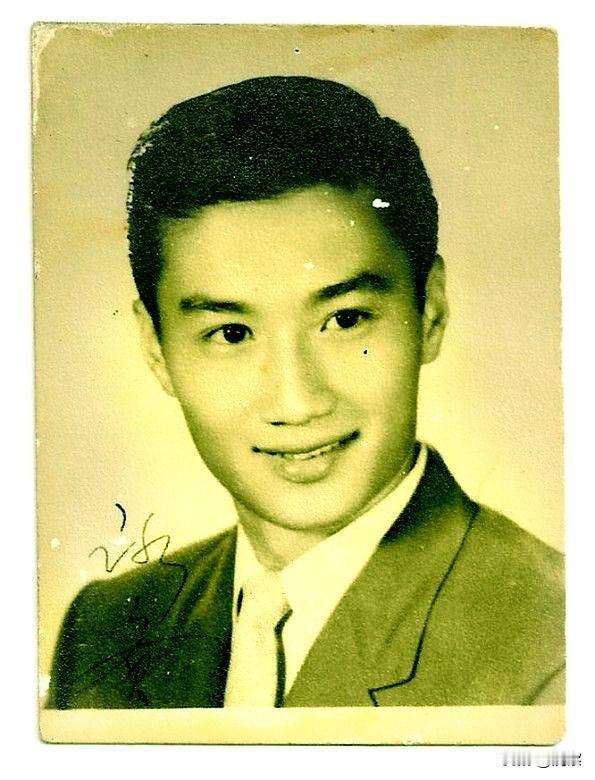 7月20日15时54分，谢霆锋在社交平台发文悼念父亲谢贤。

非常遺憾向大家宣佈