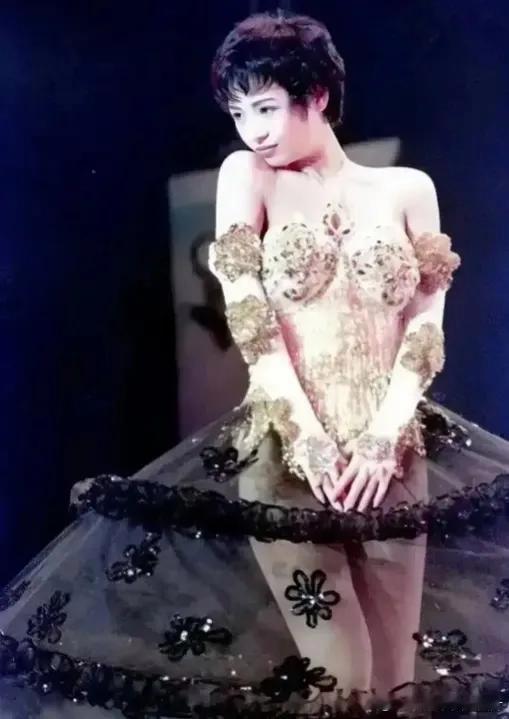 1994年，千娇百媚的叶子媚在舞台上大放异彩，其独特的服装造型，惊艳了所有的观众