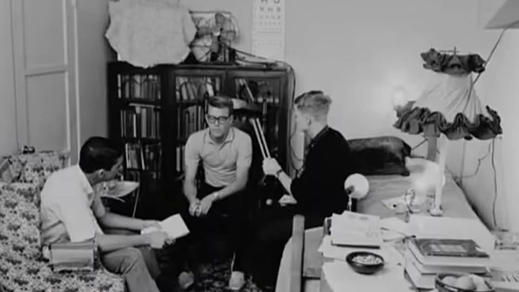 【来自投稿】1963年12月，美国加州圣迭戈，17岁的青年兰迪·加德勒 在一个科