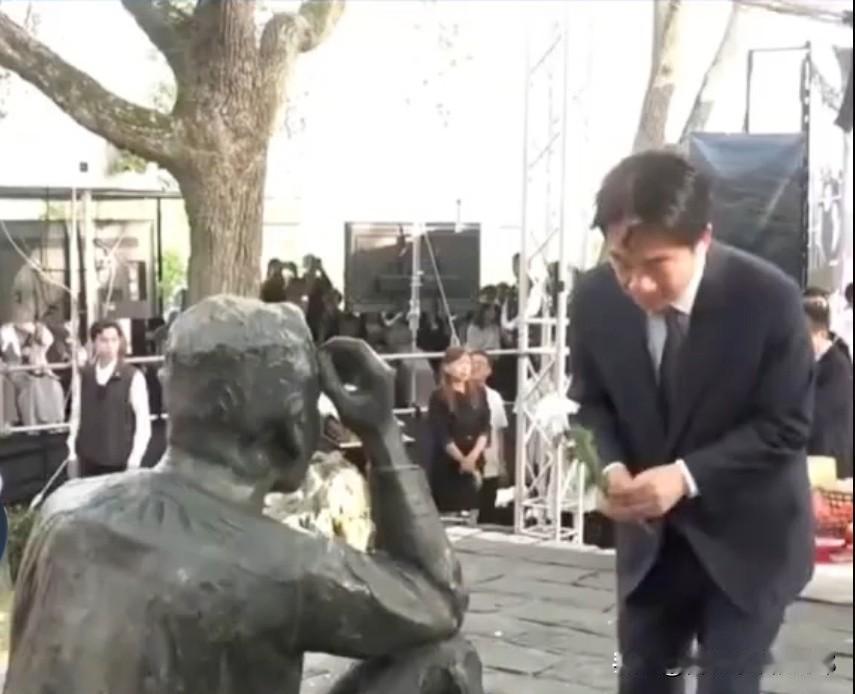 数典忘祖！
赖清德跪拜日本殖民者，媚骨毕露天理难容
 
简直丧心病狂！赖清德公然