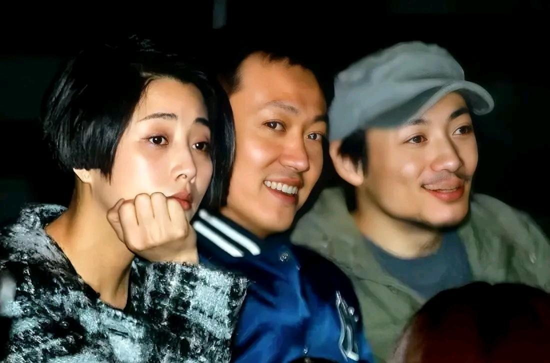 左边是留着短发漂亮的殷桃，中间是面带微笑的辛柏青，右边的帅哥是谁？你肯定能知道。