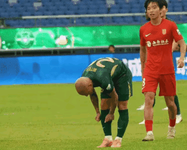 米特里策，停赛3+1场，原因是两次拉扯李镇全头发，离场时踢翻冰水桶！
李镇全，停