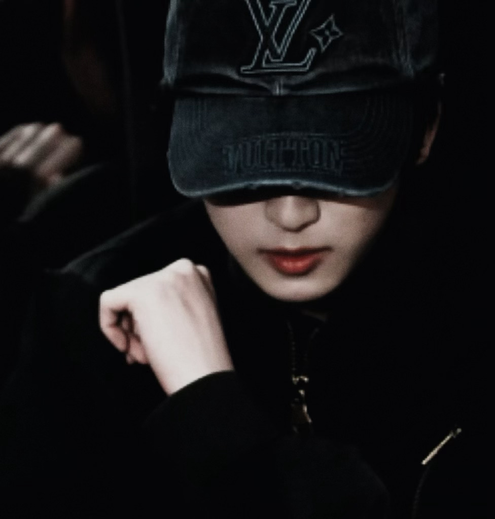 一款阴湿男鬼，阴郁的、冰冷的、不屑的，带着平静的疯感，像水草一样缠住你… ​​​