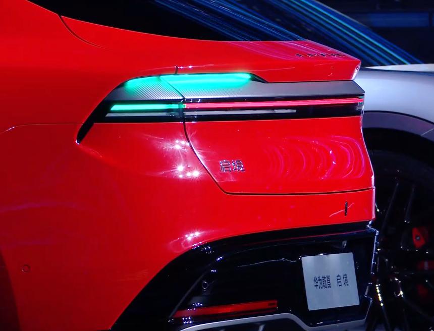 启境GT7这个小蓝灯也太好看了
大灯中间有一个，前脸合计2个；
侧面有一个，左右