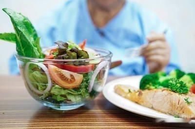 “限食”抗衰老：“黄金窗口”在中年时期！从生物学角度看，调节能量代谢是延缓衰老最