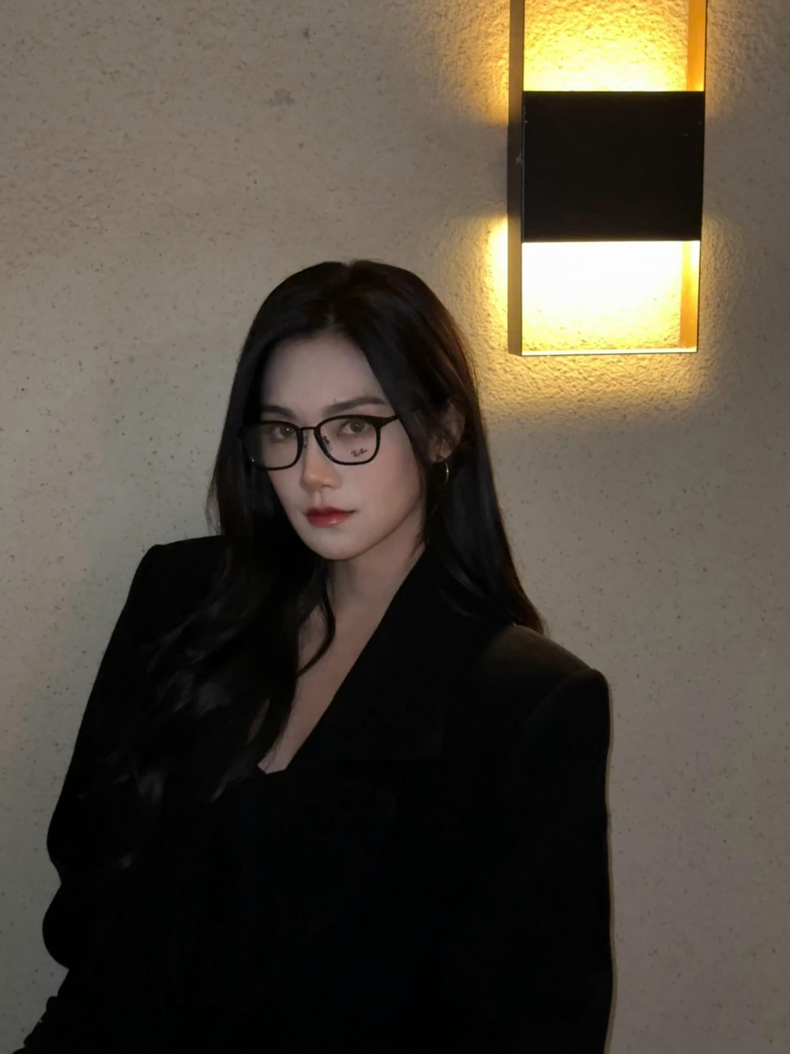 曾妮可戴黑框眼镜好御姐[色][色][色]谁懂图4推眼镜那一下！！！ 