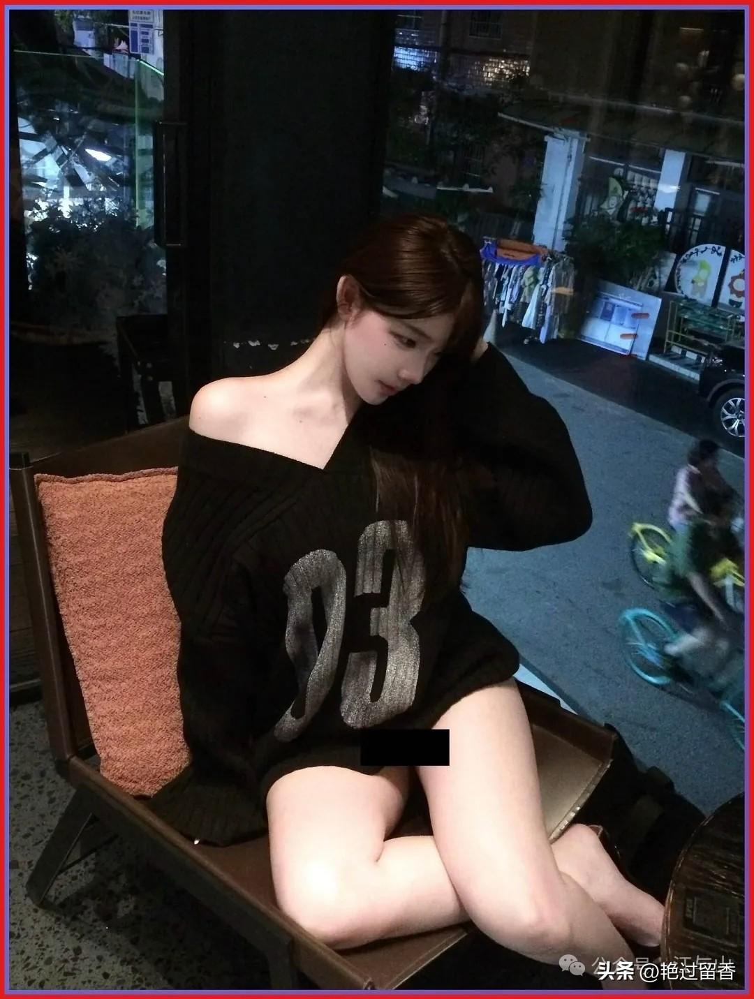 夜晚咖啡馆的慵懒时光，黑衣少女沉思静坐。