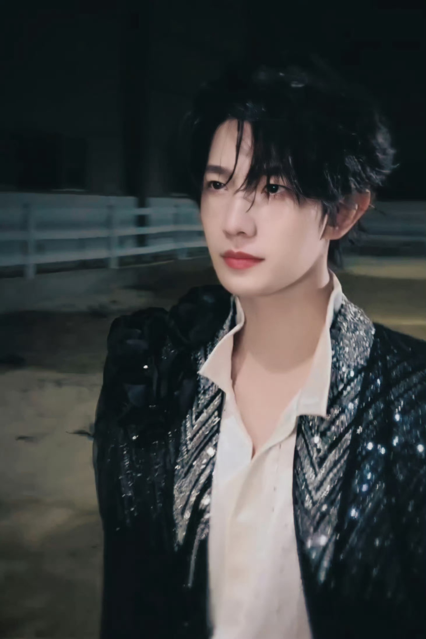 杨洋执剑黑马王子 执剑氛围感直接封神！黑马王子造型适配度满分，眉眼英气身姿卓绝，