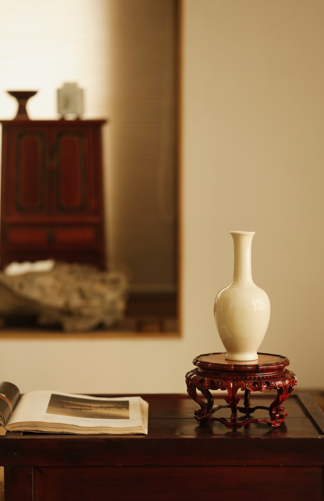 小叶紫檀x缅花  | 壶承·底座择料油润，几面镶嵌瘿木瘤疤，如意纹腰身，做工精细