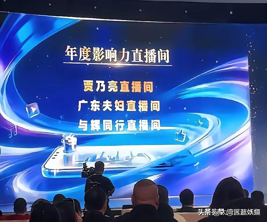 谁能想到，当年被群嘲“跌份”去直播带货的贾乃亮，现在成了内娱最让人羡慕的人？
 