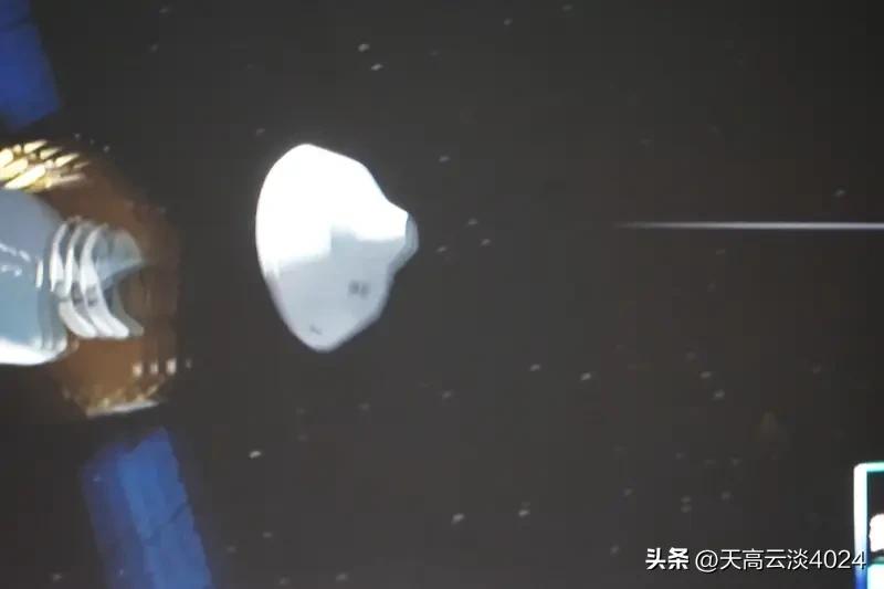 神20返回舱玻璃裂纹是个三角形 2025年11月5日，神舟二十号返回任务突然被按