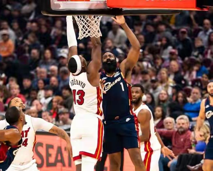 半场81分血洗热火！完全体骑士已摊牌，东部颤抖吧
 
别再质疑了！全员健康的骑士