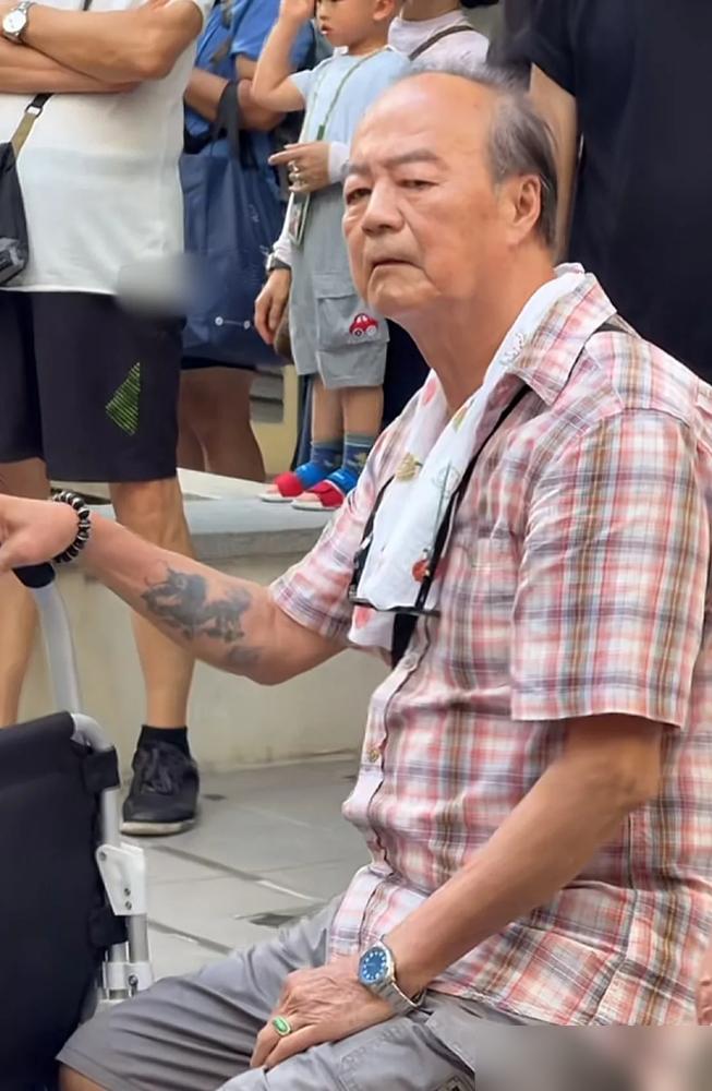 狄龙80岁了，还要出来拍戏。
王宝强的新片《狠家伙》。

几年前，他在内地拍戏。