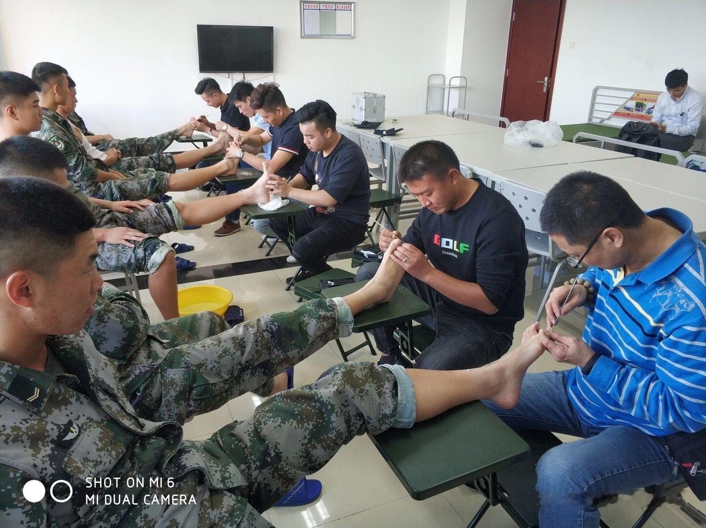 修脚师傅们走进兵营，免费为兵哥哥们修脚。 