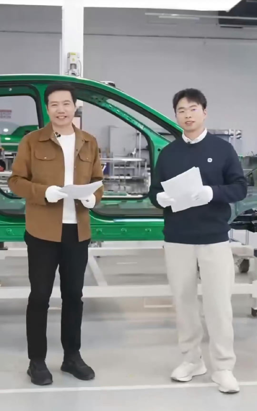 关于超强钢的争议，雷总直接现场拆开给大家看。小米YU7的四门防撞梁、A柱B柱，用