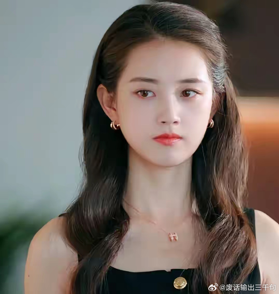 终于知道了为什么郭宇欣去拍长剧不是因为她缺钱，是因为她真的爱不动了。郭宇欣曾接受