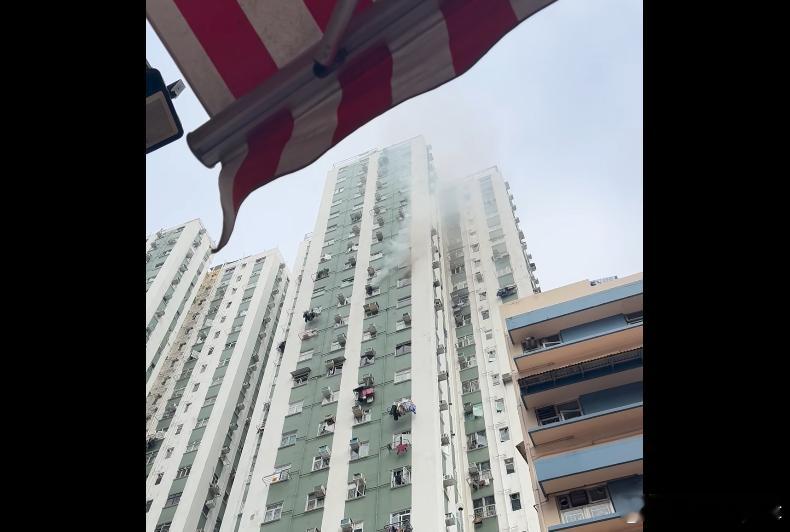 【香港东威大厦突发火警 1名老妇吸入浓烟送医】海外新鲜事香港大埔火灾 香港大埔宏