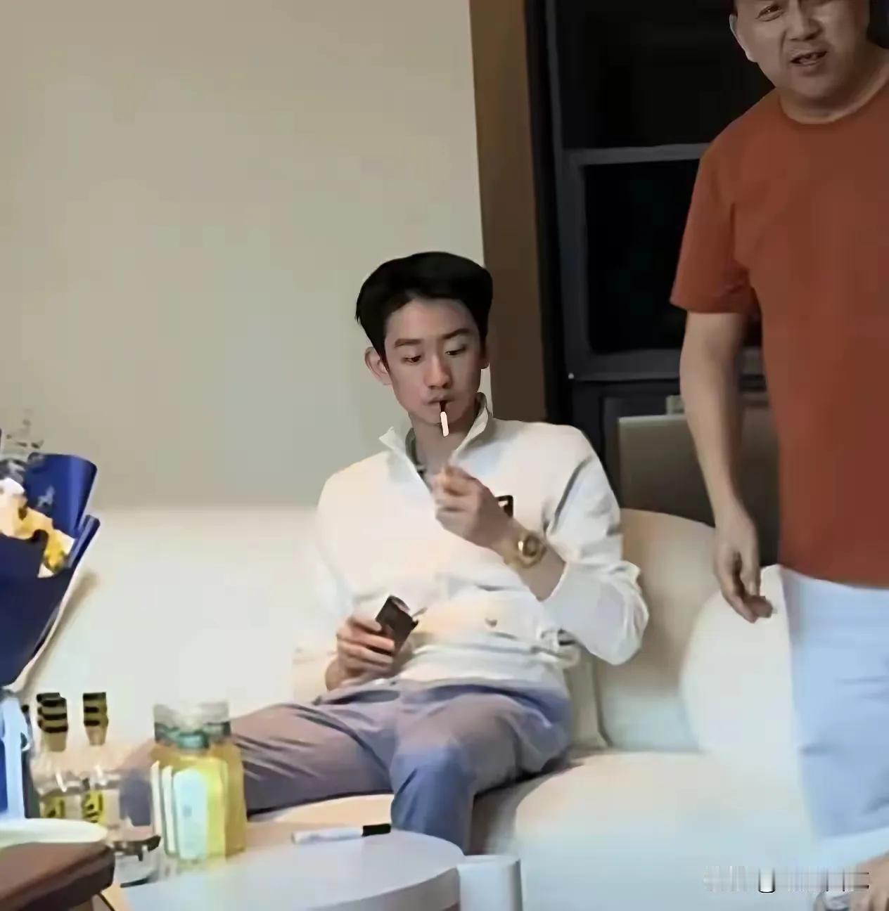 该说不说，吴宜泽的烟瘾真大，我只关心他这样的身份抽什么牌子烟

吴宜泽最近在西安