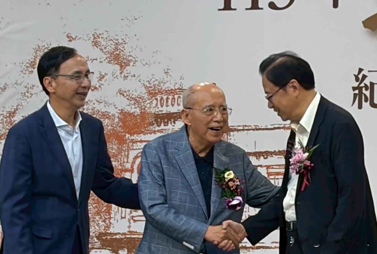 国民党前主席吴伯雄儿子、前桃园县长吴志扬今（4日）在脸书发文表示，2026年爷爷