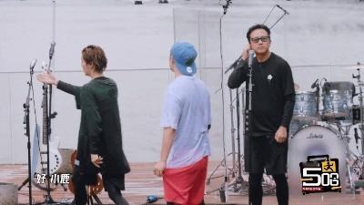 鹿晗五哈白米饭鹿晗谁都能搭哈哈哈哈哈 看完这段我只想说，鹿晗你是真不挑啊。“哪位