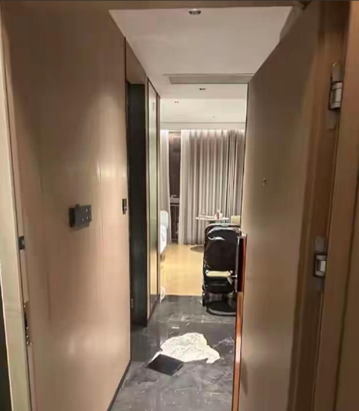 离谱！佛山顺德，男子一家三口到当地旅游，住进一家酒店，当晚带一岁孩子在卫生间洗澡