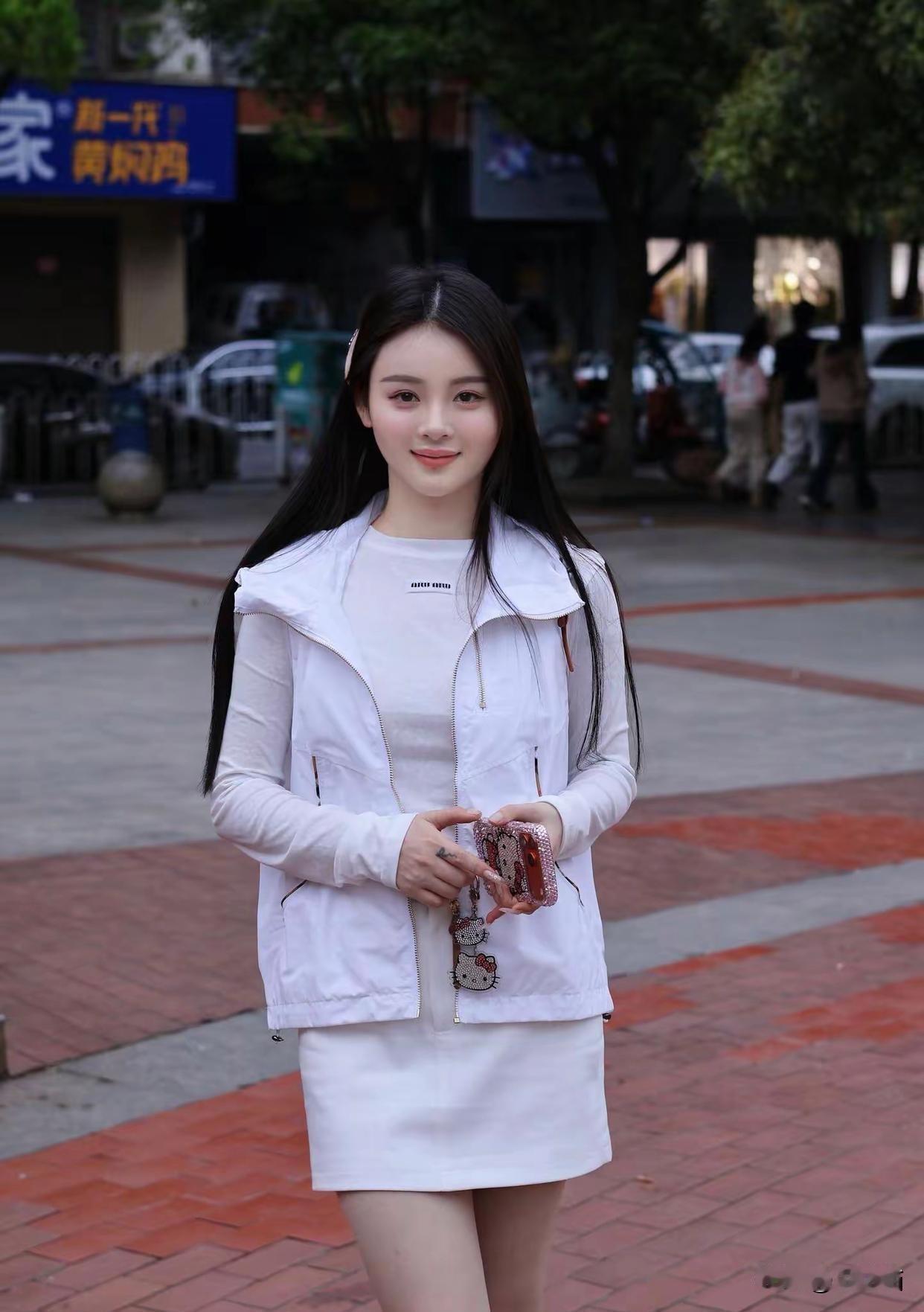 纯白的春日序曲
 
漫步在被红地砖铺就的城市街头，风里带着浅淡的清香和春末气息，