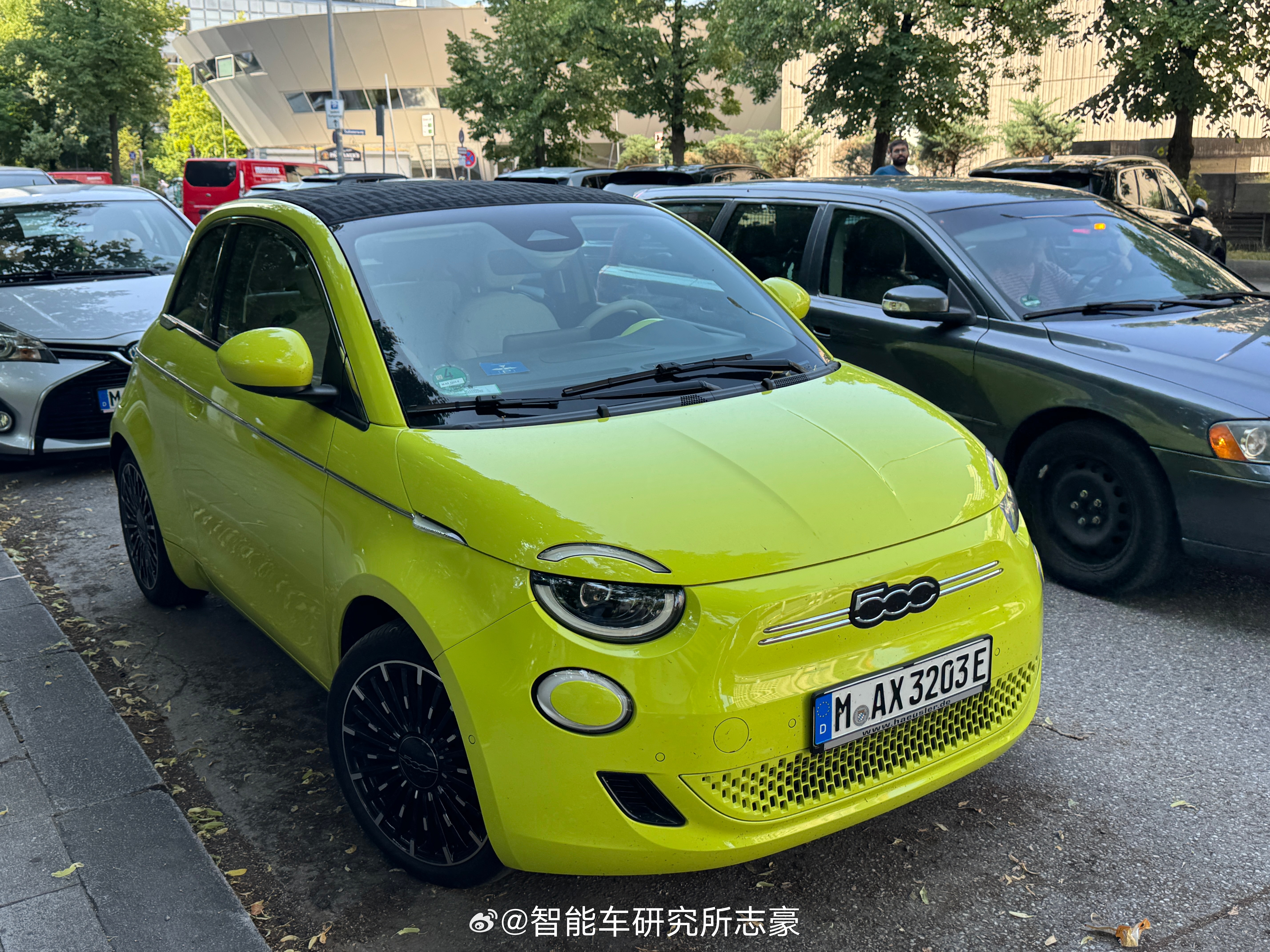 电动菲亚特500敞篷，电动小车+情绪价值，产品定位来说按道理是蛮有戏的，还有品牌