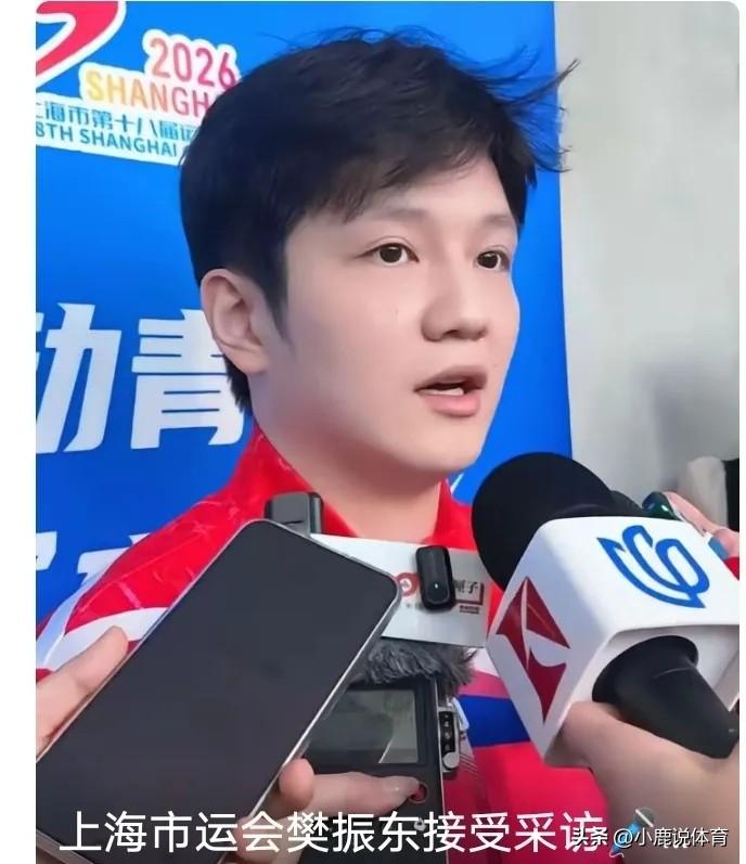 刚新鲜出炉的采访太颠覆！
看着腼腆软糯的男大学生樊振东，居然被欧洲球迷叫做乒坛凯