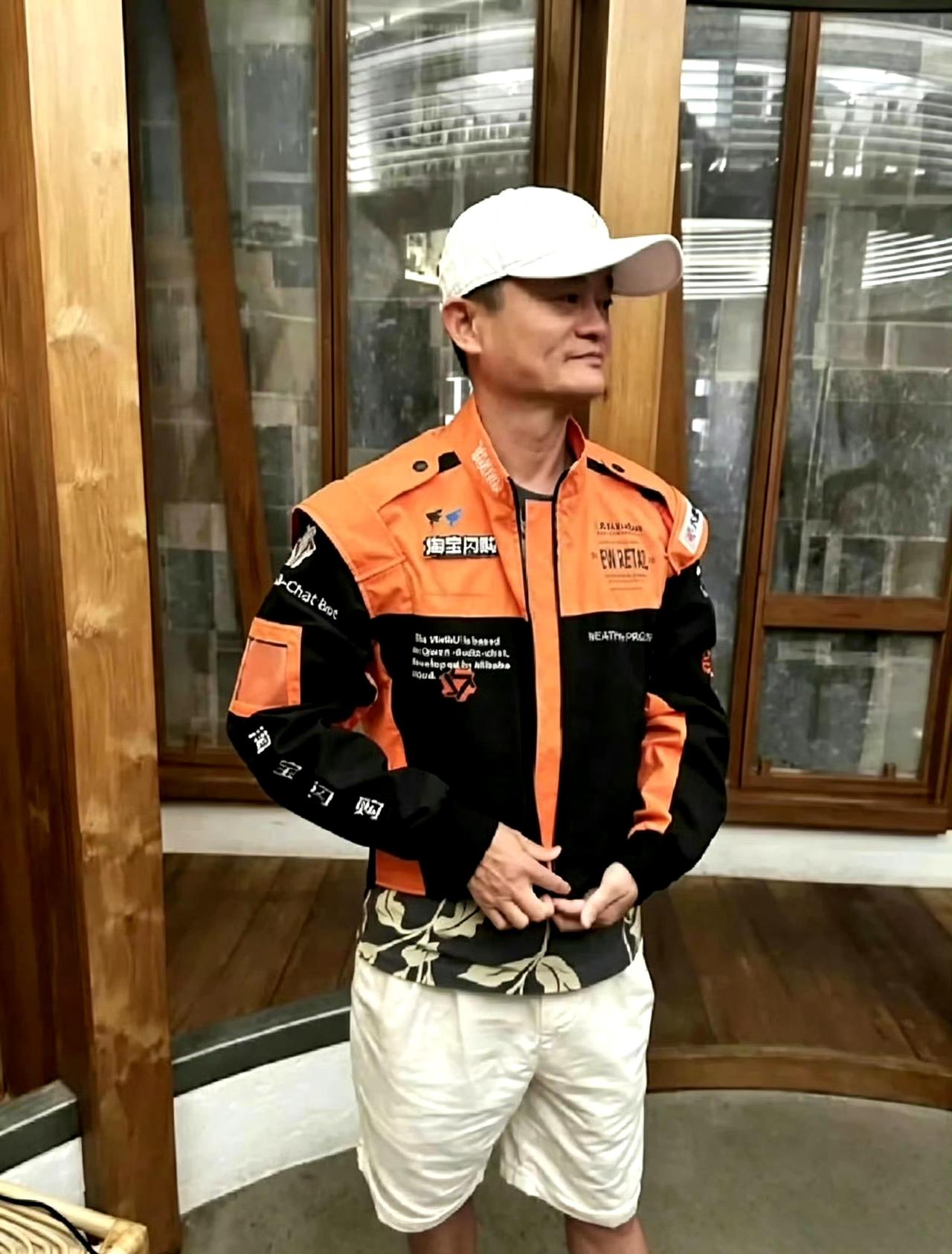 9月19日，马云参与设计的淘宝闪购城市骑士制服，拿下法国设计奖金奖。 ​​​
