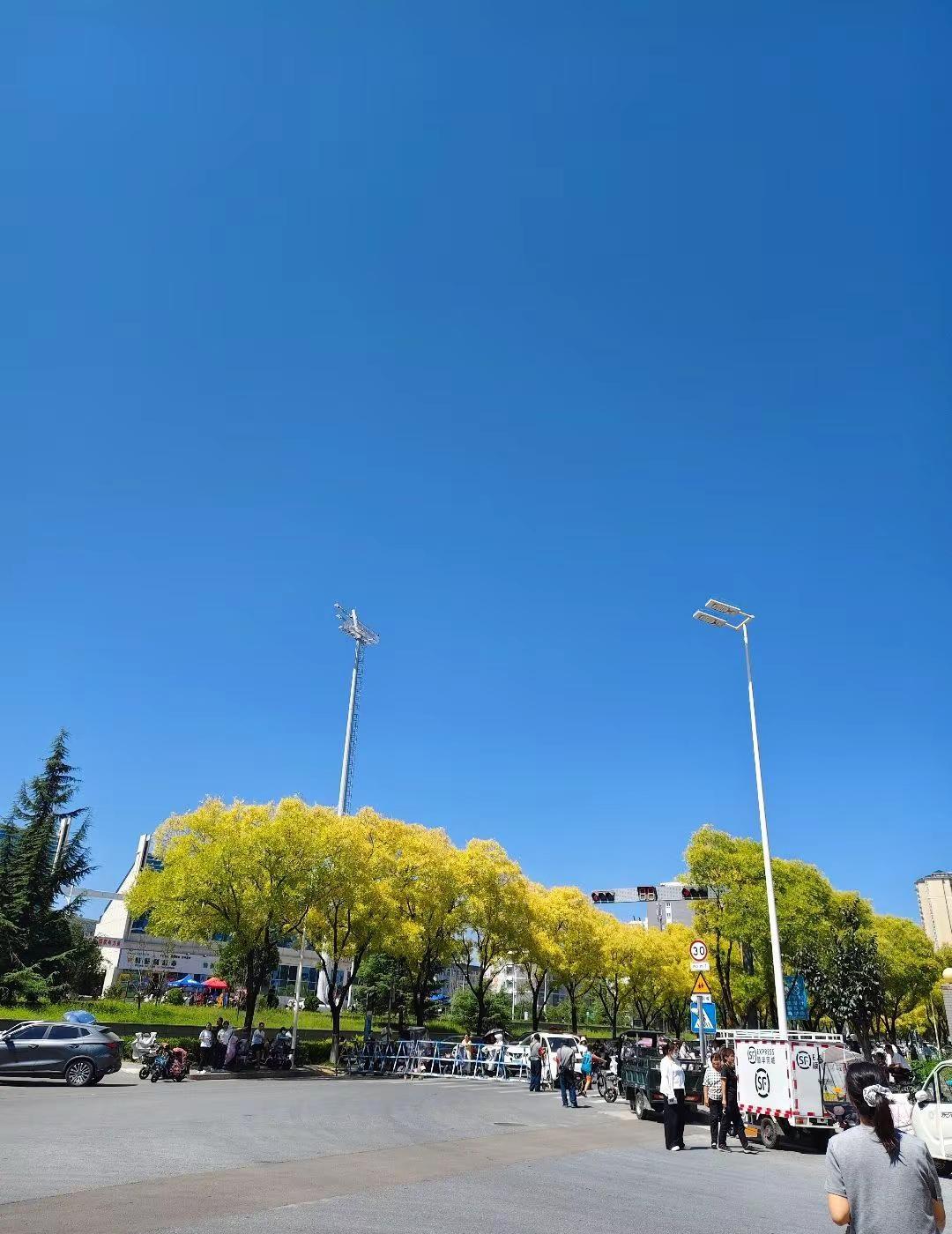 走着走着8月又收尾了，日子过得可真快啊！接下来就是风吹落叶，体恤衫，中秋，国庆，