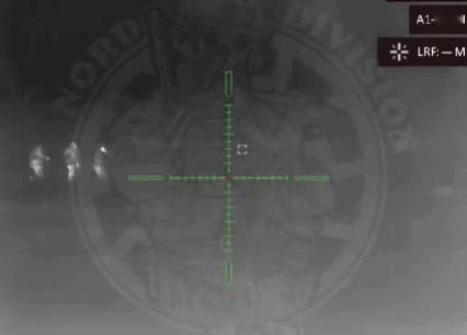 3名士兵趁着夜色掩护想悄悄地进村，然后早就被装备夜视仪的狙击手给盯上了，3人猝不