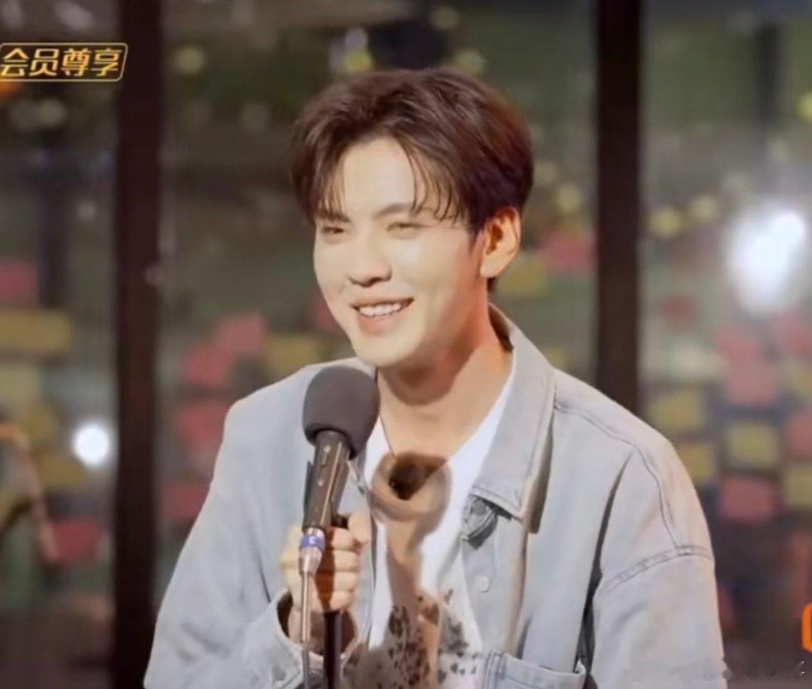 毕雯珺给张予曦唱歌 当毕雯珺唱起《欲控》，张予曦说“我搜了他还买了专辑”，这双向