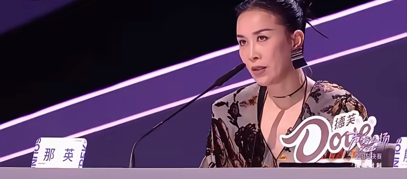 那英集齐哪吒三宝那英不仅梳了哪吒同款发型，还戴了同款“乾坤圈”，简直就是魔丸本丸