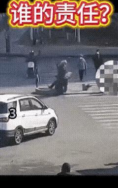 这个小电车自己撞到路上了，那个白车有责任吗？懂得交通法规的给解释一下。