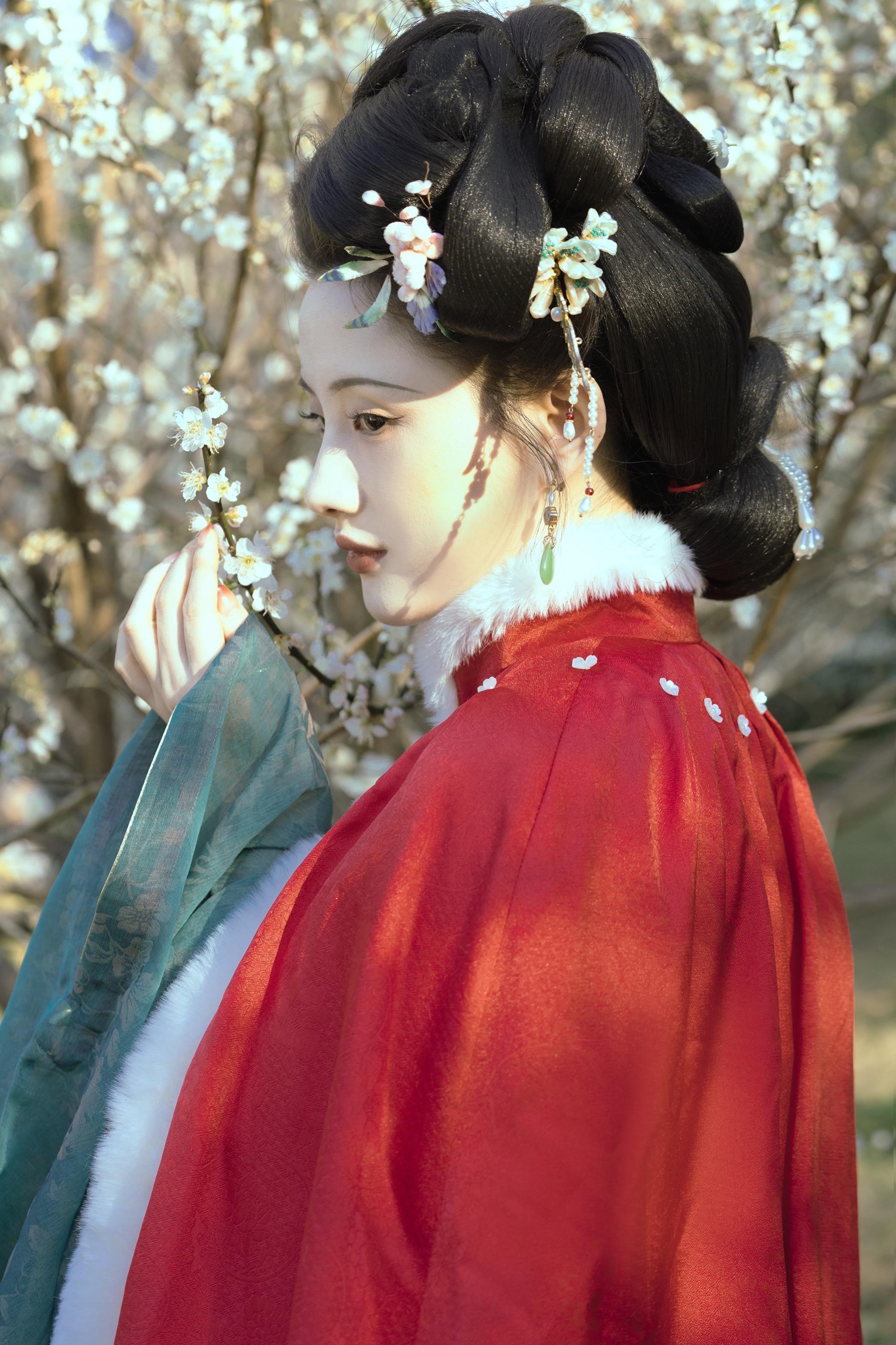 踏雪寻梅。