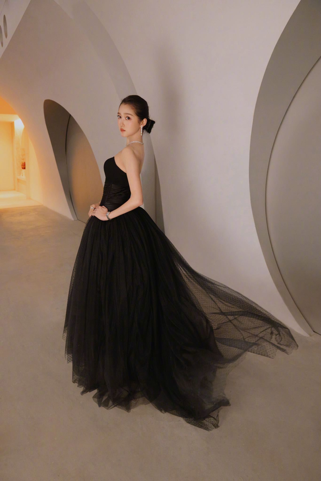 关晓彤复古女爵 关晓彤今晚时尚之夜造型，很有“礼帽”的allblack。盘发搭配