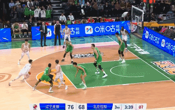 罕见！赵继伟送出遮天大帽！
北京时间12月10日，辽宁与北控的比赛进行至第3节3