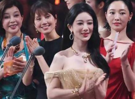 在2026年第38届百花奖上，一张刘晓庆、袁泉、白百何、杨紫的同台合照意外出圈。