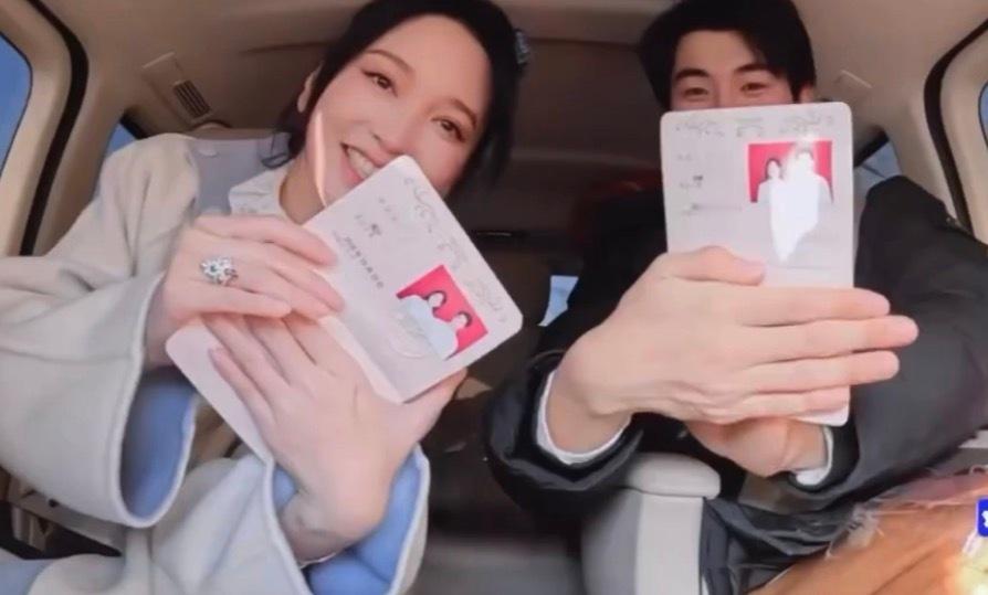 孙丞潇妈妈发红包给金莎金莎孙丞潇改口金莎孙丞潇太甜了啊啊啊！！领完证立马正式改口