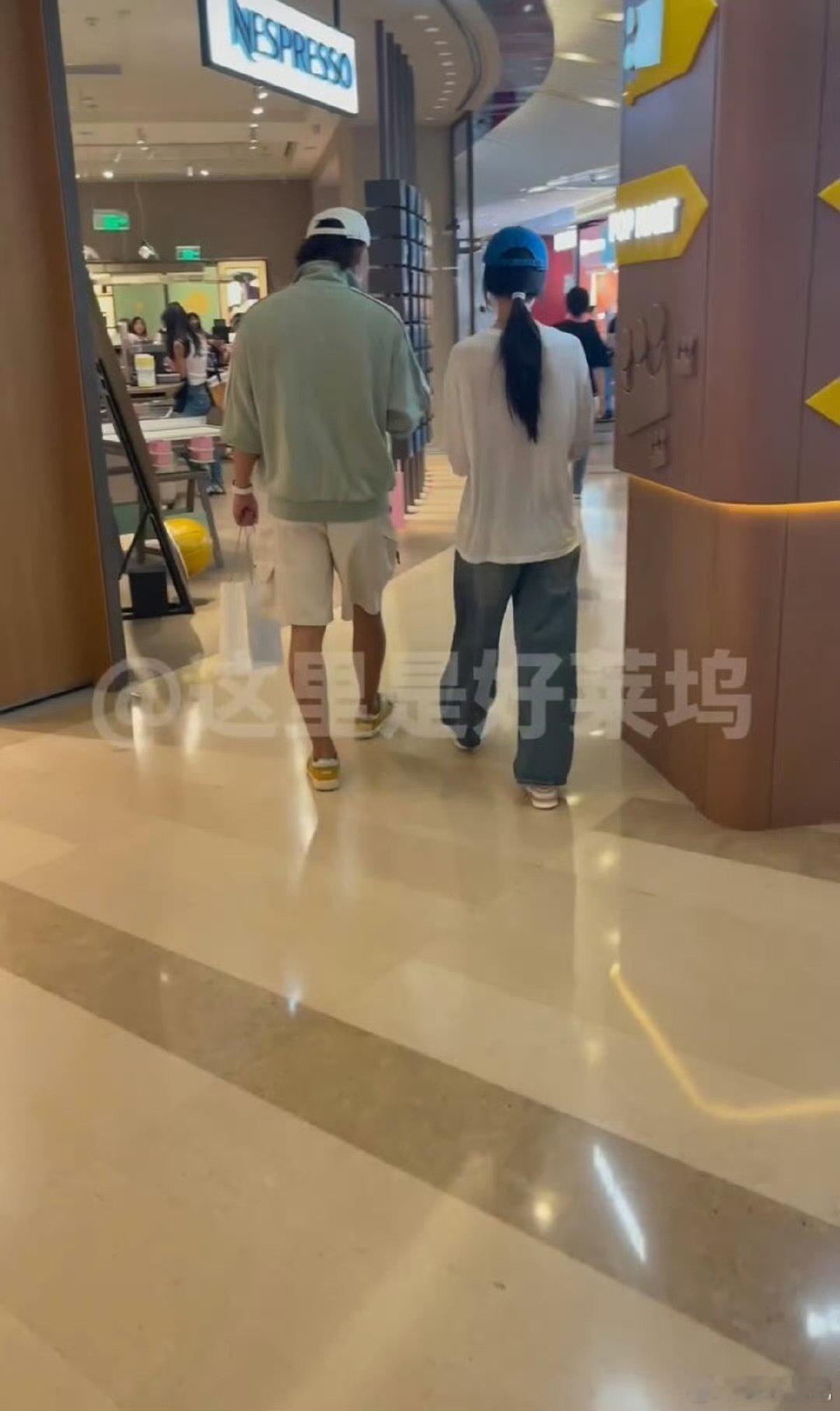 黄子韬徐艺洋三里屯逛街看到黄子韬徐艺洋三里屯逛街的照片，黄子韬全程拎包超绅士，这