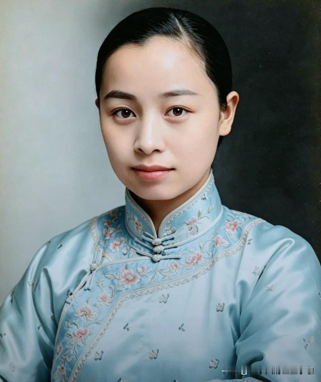 李金翠五官浓丽，眉眼鲜活，肤色白皙，面相饱满，容貌明艳夺目，属于浓艳大气的北地美