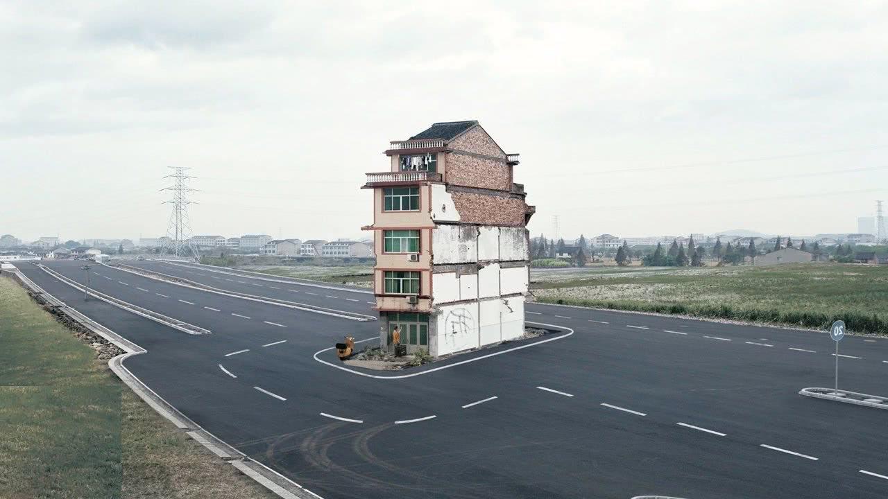 2003年，上海钉子户放话：“没有六套房加一个亿，休想让我搬走！”他坚守了14年