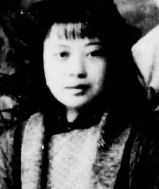 1945年，日军轮奸了黄美英，紧接着在她的下身灌入辣椒水，割去了她的双眼和双乳。