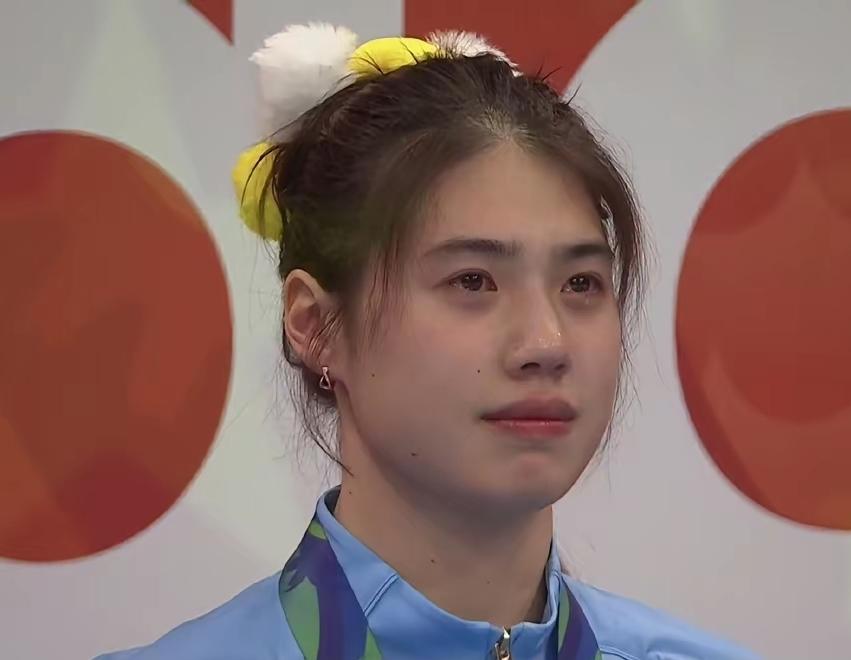 名古屋亚运泳池收官。
张雨霏女子50米蝶泳卫冕夺金。
领奖台上，老将眼含泪光。